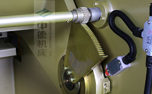 ZDS-450采用高精度刀片間隙調(diào)節(jié)齒輪，經(jīng)過淬火高硬度又耐磨，表面鍍鋅不生銹，長年累月使用依然有很高的調(diào)節(jié)精度.jpg
