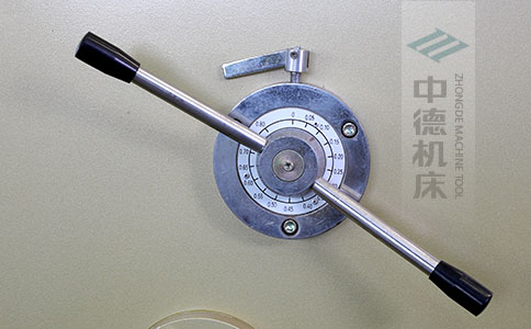 ZDS-450剪板機刀片間隙手動調(diào)節(jié)器，刻度清淅，調(diào)節(jié)省力又簡便.jpg