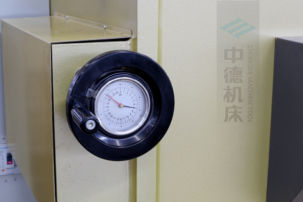 ZDG-640刀片間隙調(diào)節(jié)裝置，設(shè)置在機(jī)架前面，并有刻度顯示，調(diào)節(jié)方便.jpg