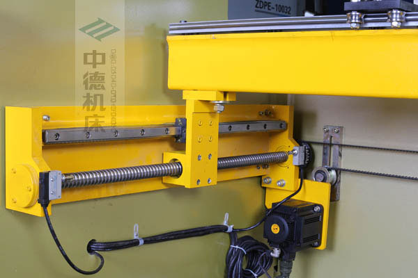 ZDPK-10032X軸配有滾珠絲桿及直線導(dǎo)軌，大功率伺服電機(jī)，鋼絲同步帶，能顯著提升X軸定位精度及速度
