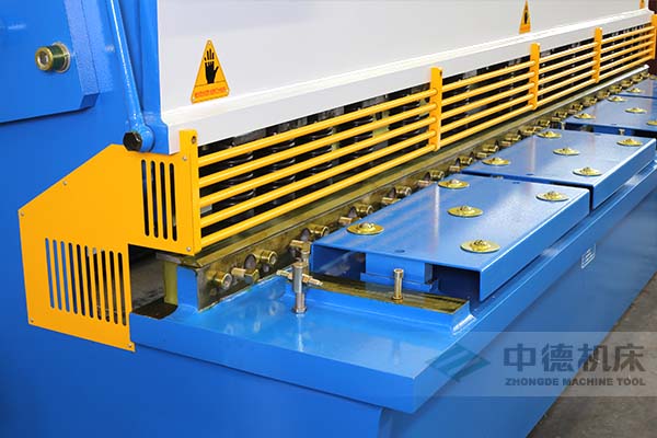 ZDS-1632剪板機(jī)進(jìn)料口，安全防護(hù)，進(jìn)料無(wú)阻，又能直接觀看到燈光對(duì)線的剪切位置.jpg
