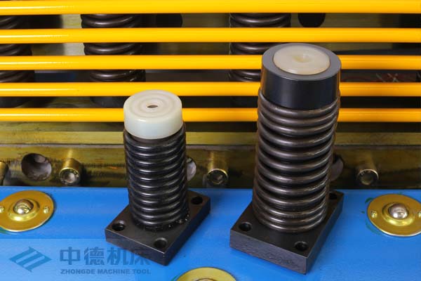 ZDS-1632采用高品質(zhì)壓料油缸，不滲油不會(huì)在板材表面留有油污.jpg