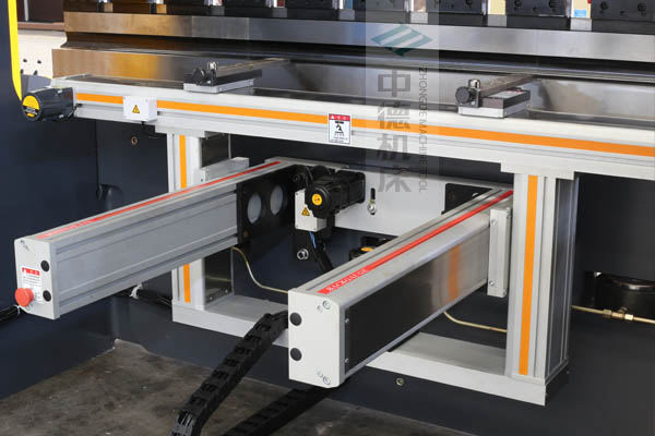ZDPE8025-4+1軸全封套加強(qiáng)型鋁合金后檔料系統(tǒng)，內(nèi)有成套滾珠絲桿和直線導(dǎo)軌，精度高速度快噪音低.jpg