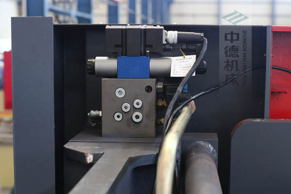 ZDPE8025采用進(jìn)口液壓系統(tǒng)，穩(wěn)定無(wú)故障，耐高溫高壓，持久工作精度高.jpg