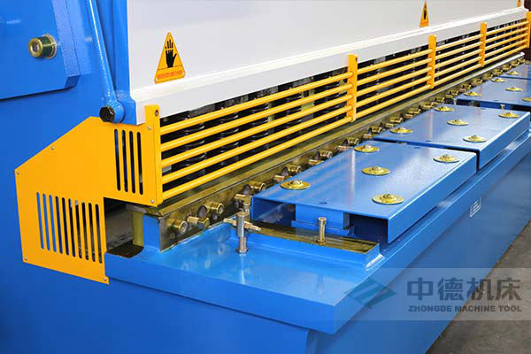 ZDS-632剪板機進料口，安全防護，進料無阻，又能直接觀看到燈光對線的剪切位置.jpg