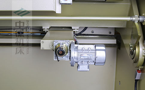 ZDS-640剪板機(jī)后檔料結(jié)構(gòu)，平行度高，并采用國(guó)內(nèi)一流品牌軸承，耐磨抗壓壽命長(zhǎng).jpg